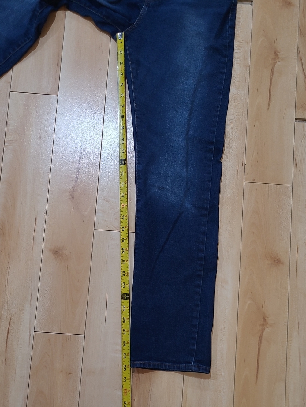 Levi's Slim Women's Size 2 Straight Jeans in Dark Indigo - Picture 4 of 8